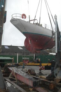 2012-13 Cockwells refit: lifting Amokura off her keel